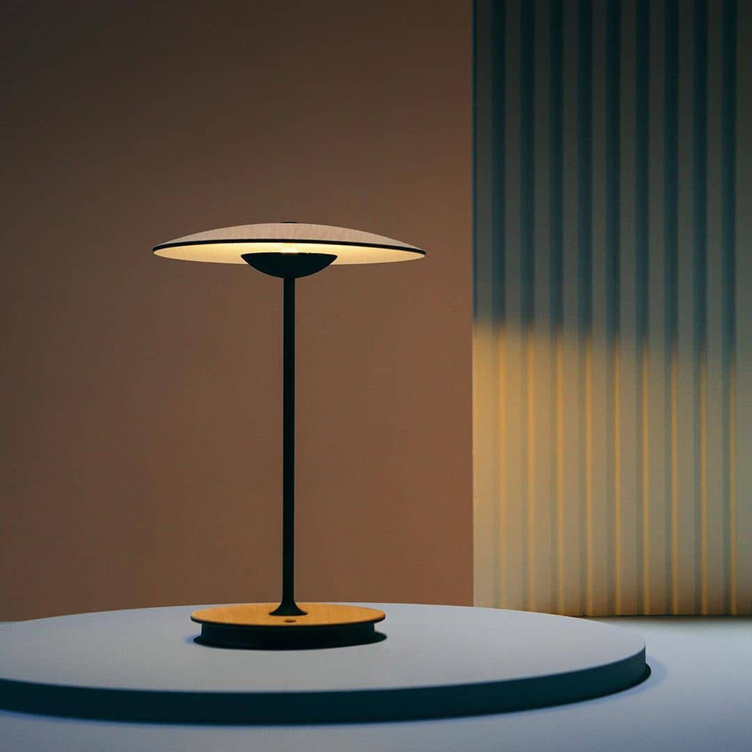 Lampa biurkowa w ciepłym odcieniu imbiru