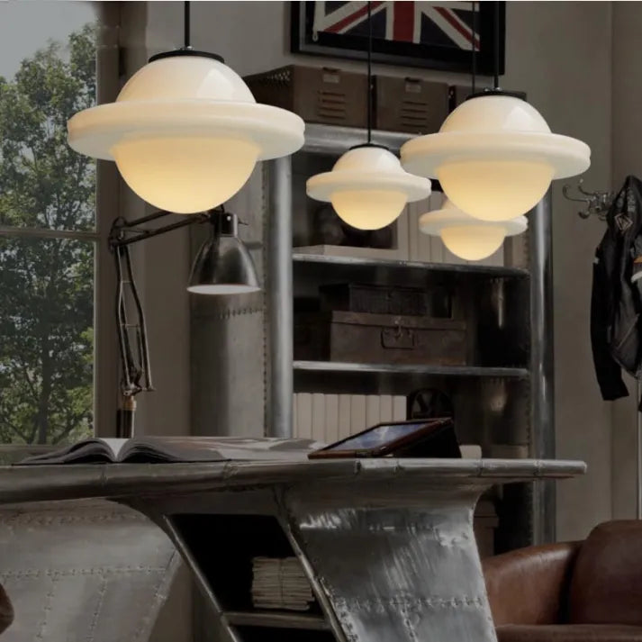 Nowoczesna lampa wisząca o geometrycznym, matowym wzornictwie
