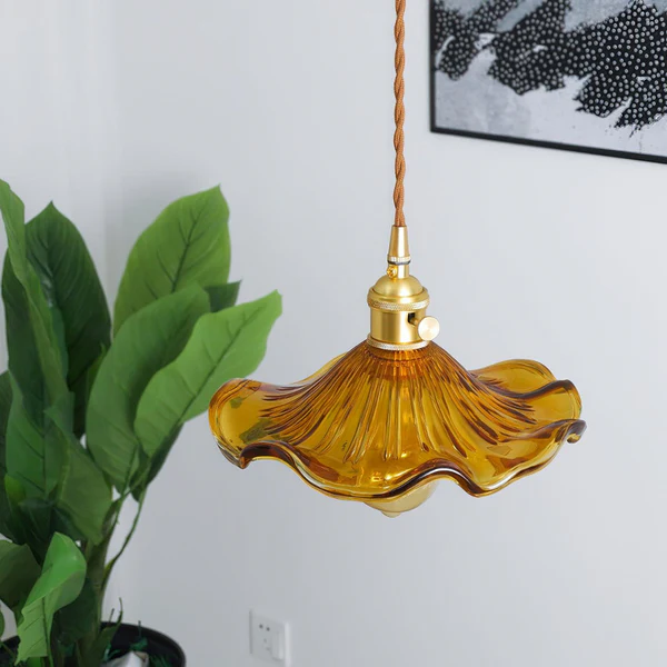 Elegancka lampa wisząca z motywem kwiatowym inspirowana hibiskusem