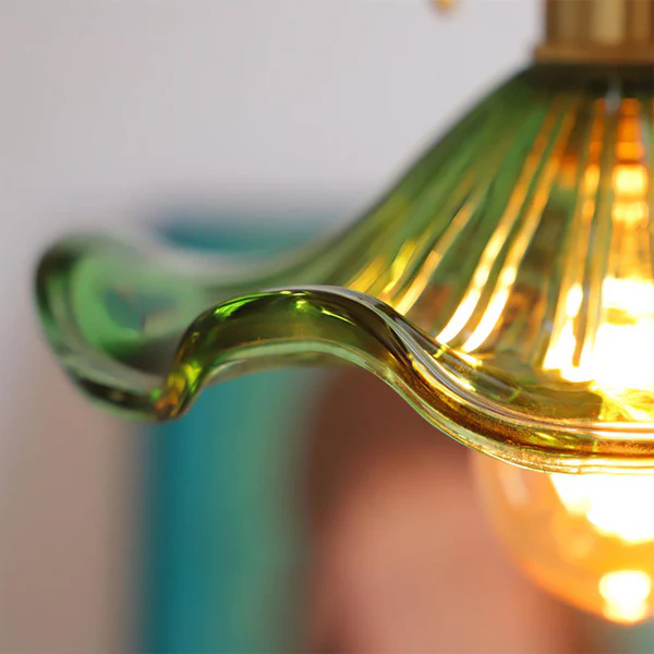 Elegancka lampa wisząca z motywem kwiatowym inspirowana hibiskusem