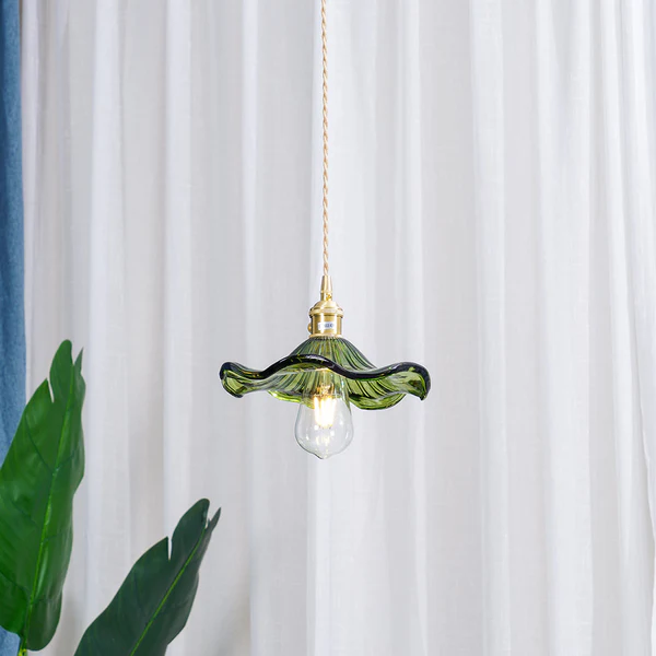 Elegancka lampa wisząca z motywem kwiatowym inspirowana hibiskusem