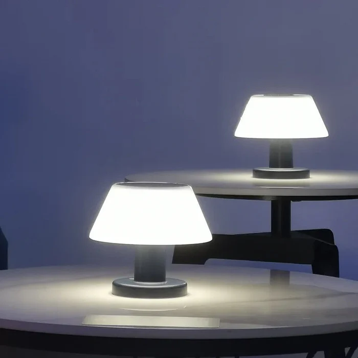 Przenośna lampa biurkowa zasilana energią słoneczną
