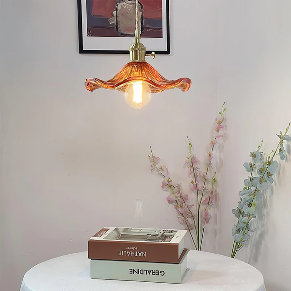 Elegancka lampa wisząca z motywem kwiatowym inspirowana hibiskusem