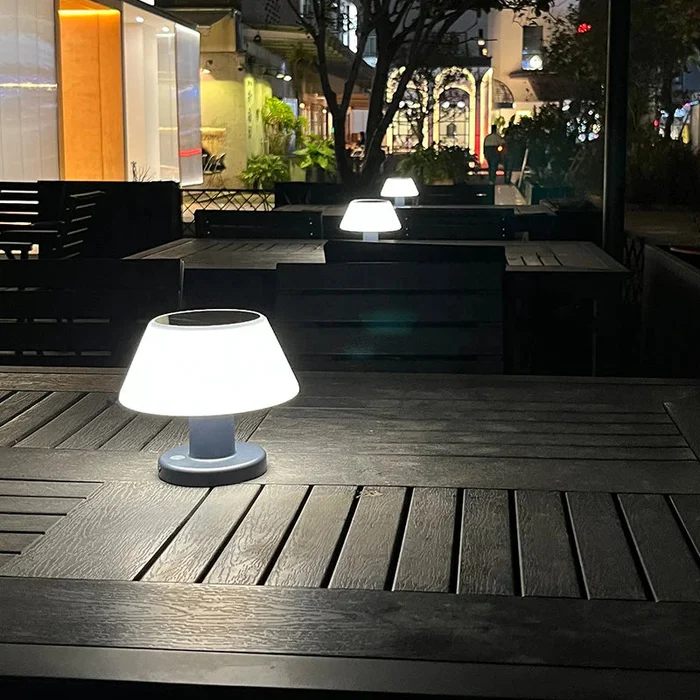 Przenośna lampa biurkowa zasilana energią słoneczną