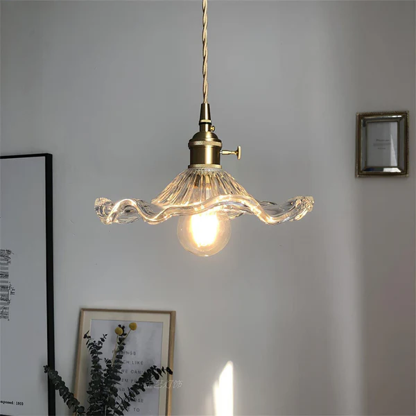 Elegancka lampa wisząca z motywem kwiatowym inspirowana hibiskusem