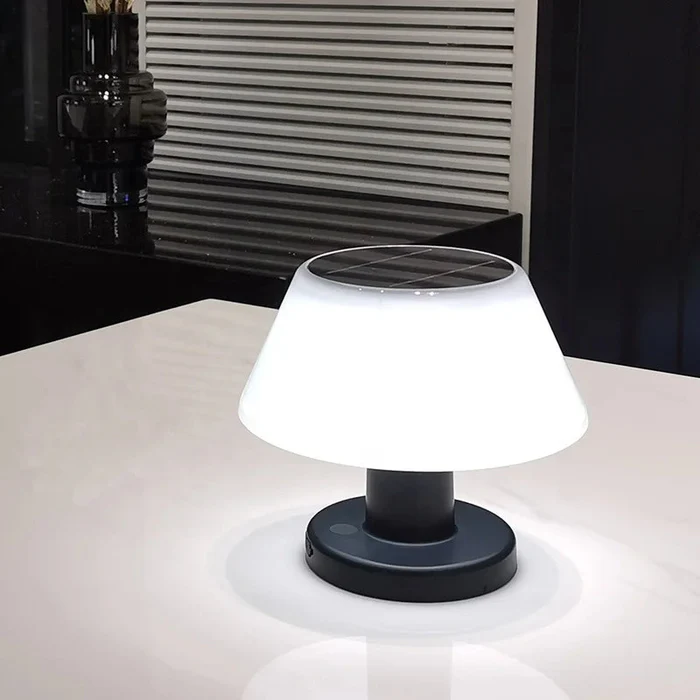 Przenośna lampa biurkowa zasilana energią słoneczną