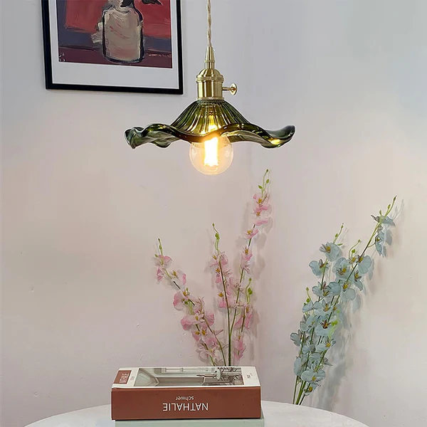Elegancka lampa wisząca z motywem kwiatowym inspirowana hibiskusem