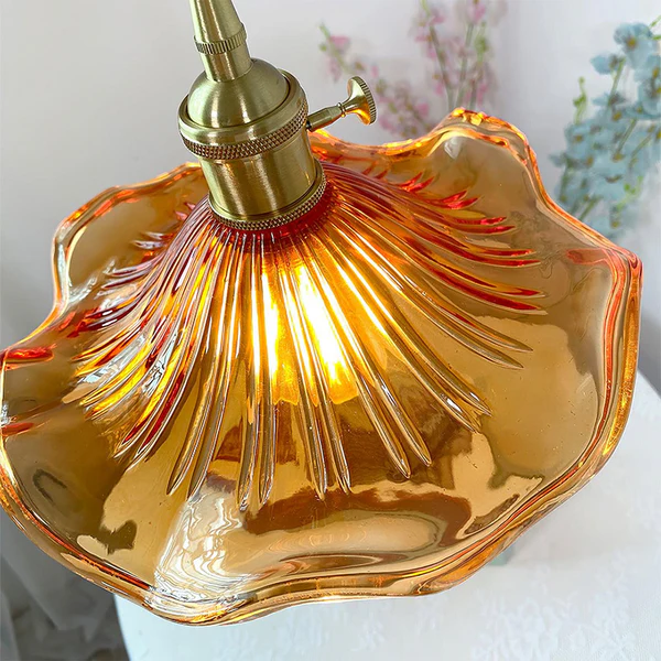 Elegancka lampa wisząca z motywem kwiatowym inspirowana hibiskusem
