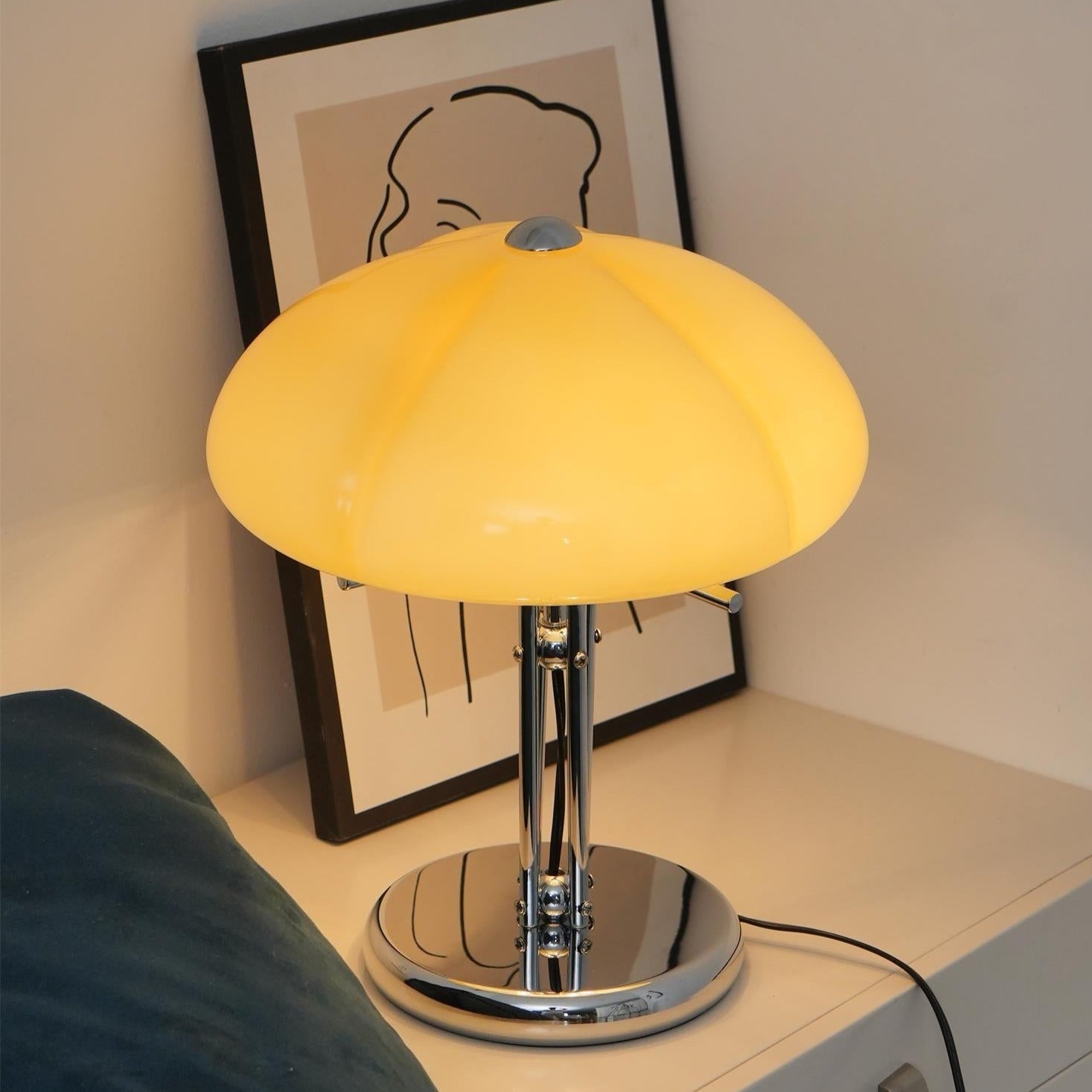 Lampa biurkowa w stylu retro minimalistyczna