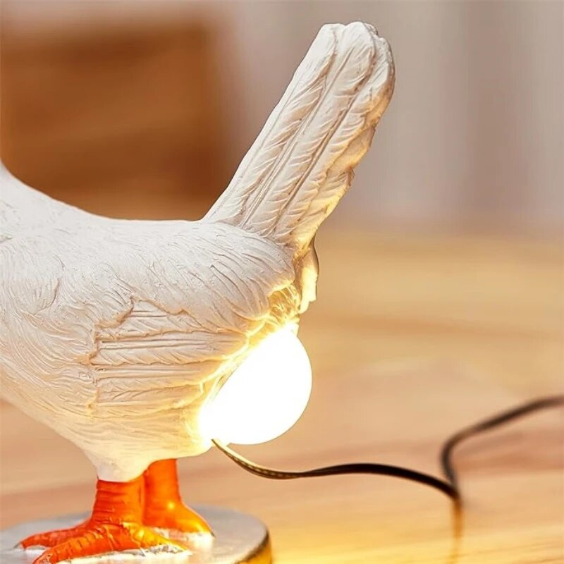 Fantazyjna lampa stołowa w kształcie kurczaka