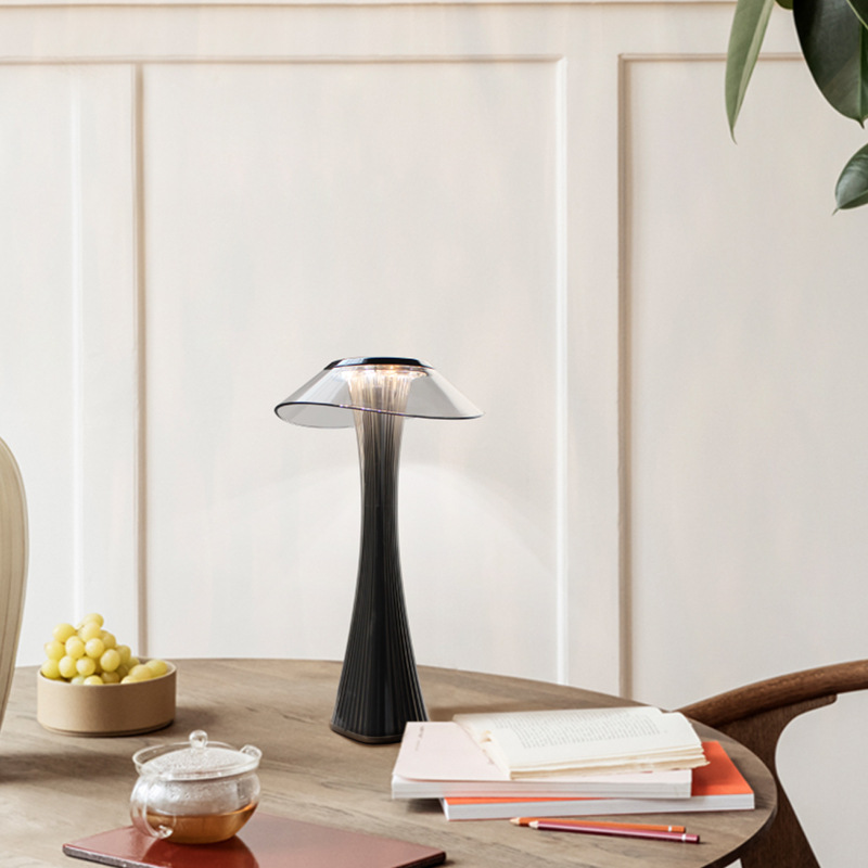 Lśniąca geometryczna lampa biurkowa LED