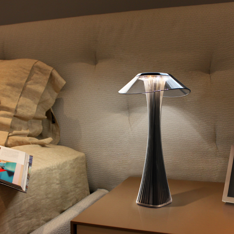 Lśniąca geometryczna lampa biurkowa LED
