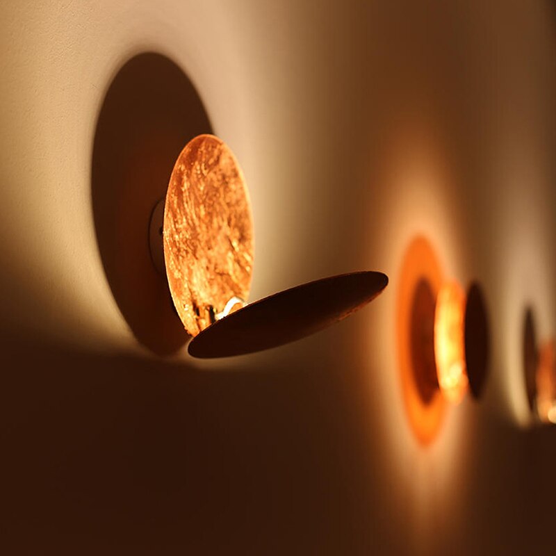 Nowoczesna lampa ścienna inspirowana energią słoneczną