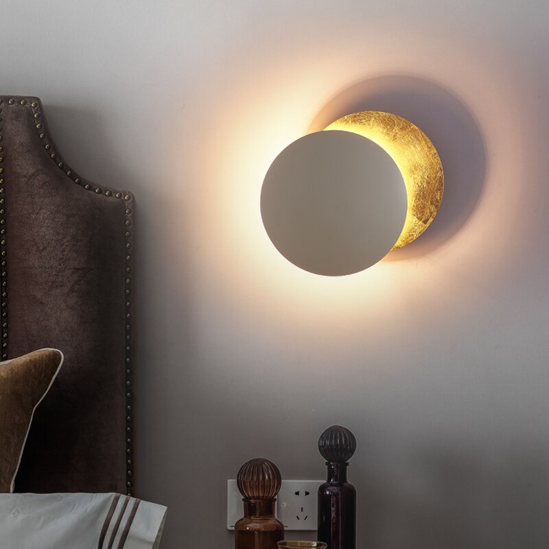 Nowoczesna lampa ścienna inspirowana energią słoneczną