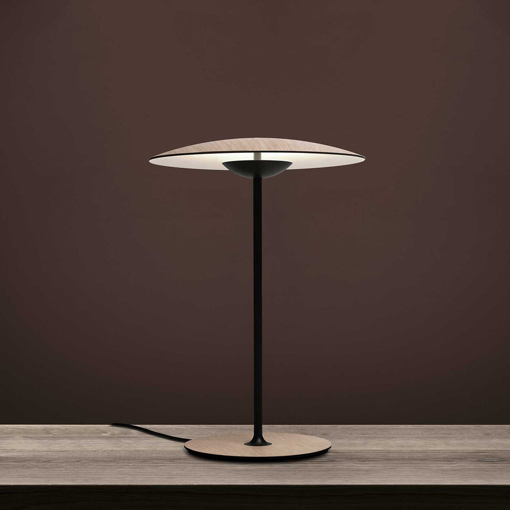 Lampa biurkowa w ciepłym odcieniu imbiru