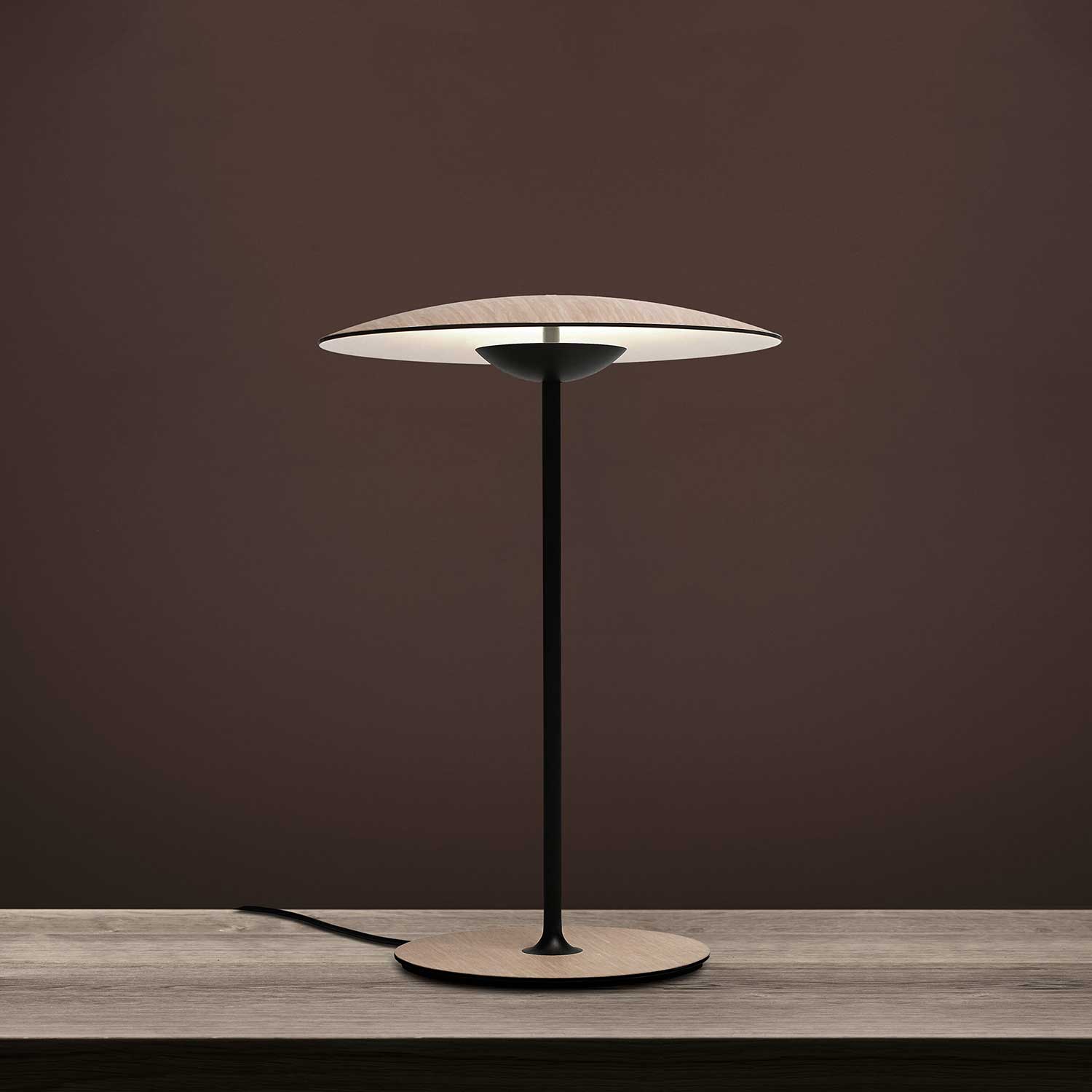 Lampa biurkowa w ciepłym odcieniu imbiru
