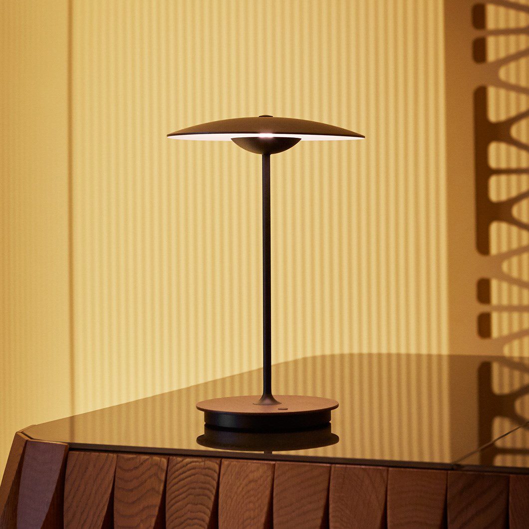 Lampa biurkowa w ciepłym odcieniu imbiru