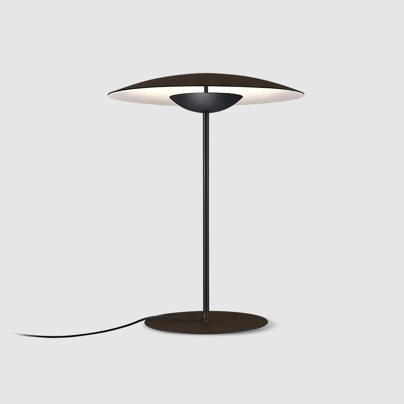 Lampa biurkowa w ciepłym odcieniu imbiru