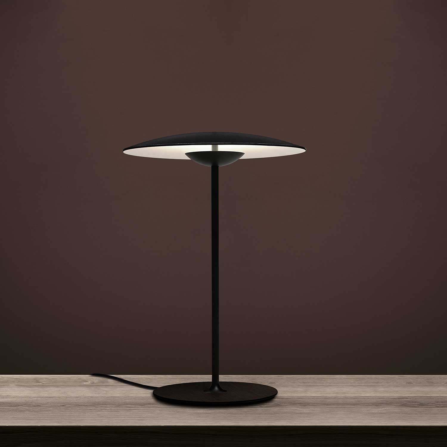 Lampa biurkowa w ciepłym odcieniu imbiru