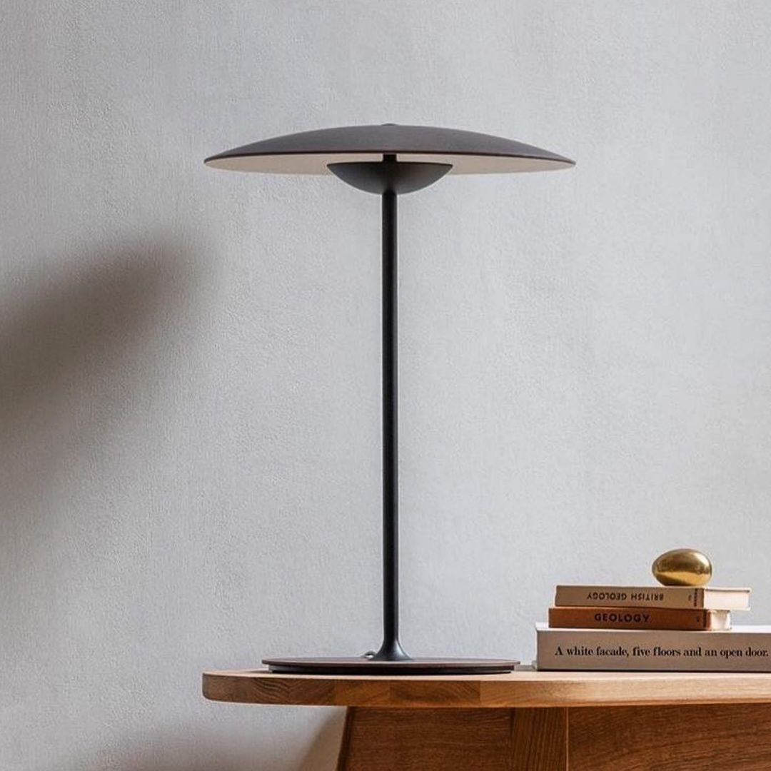 Lampa biurkowa w ciepłym odcieniu imbiru