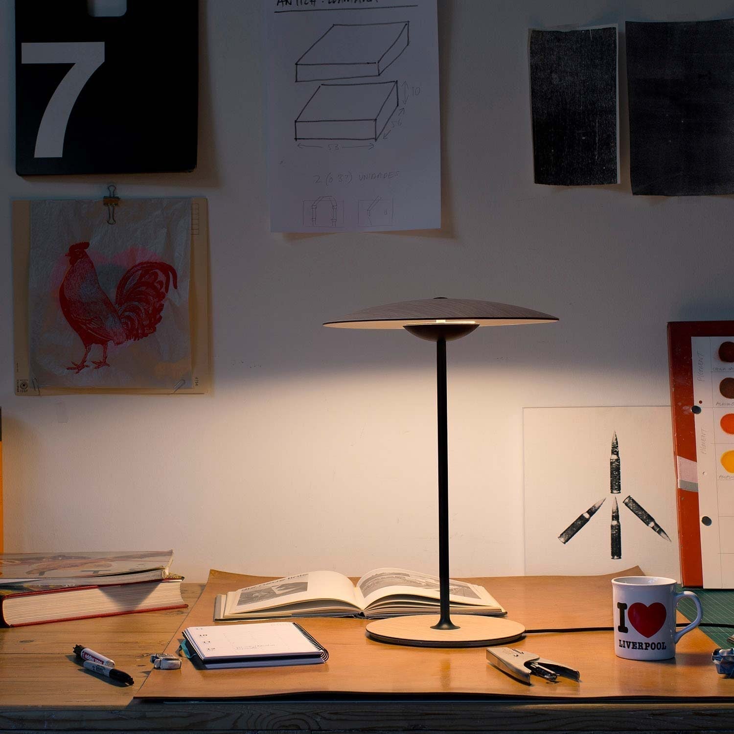 Lampa biurkowa w ciepłym odcieniu imbiru