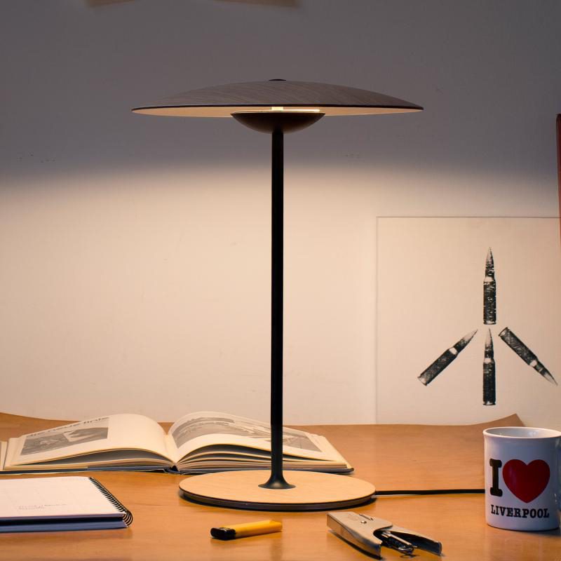 Lampa biurkowa w ciepłym odcieniu imbiru