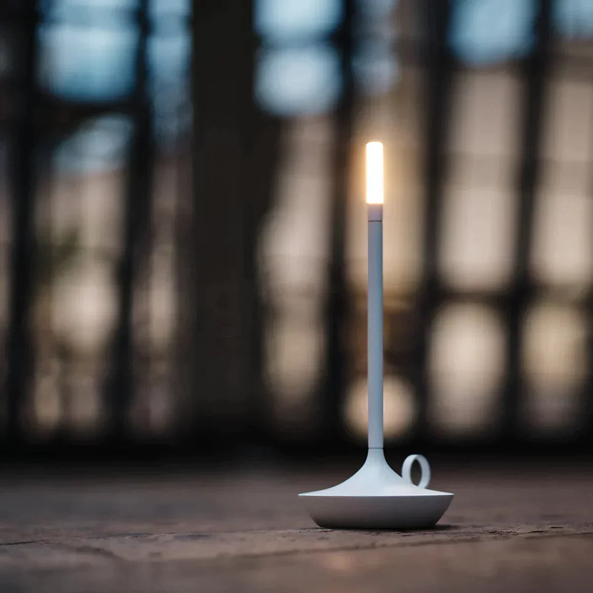 Nowoczesna lampa stołowa inspirowana świecznikiem