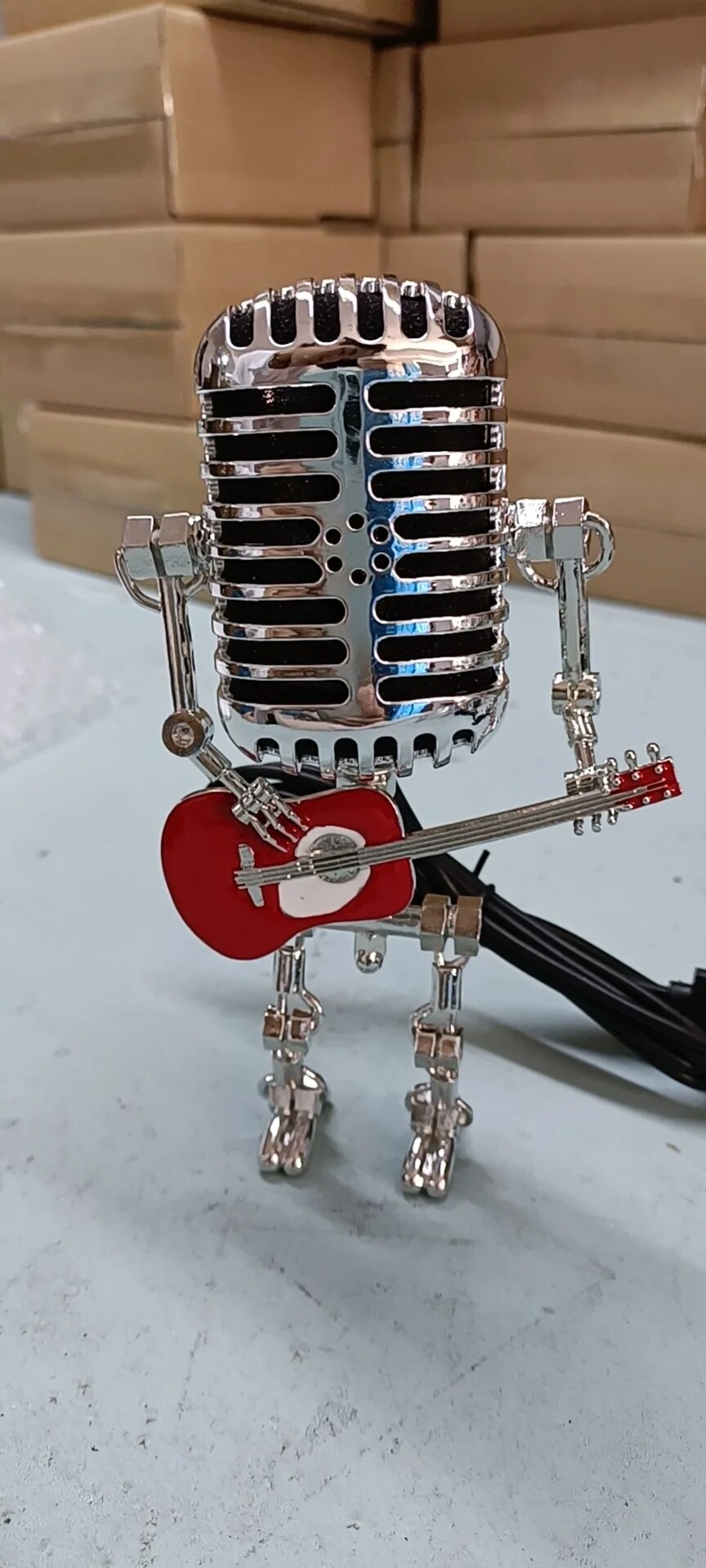 Lampa stołowa muzyczna w kształcie robota