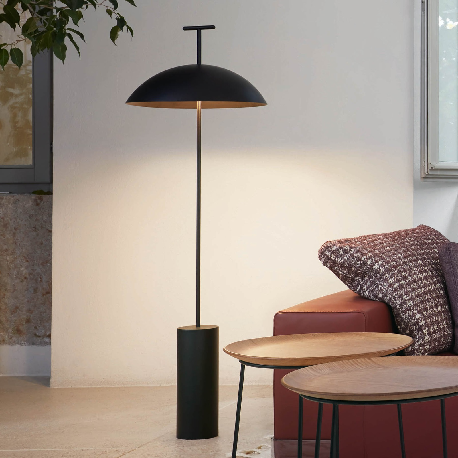 Elegancka lampa stojąca LED z cylindryczną podstawą