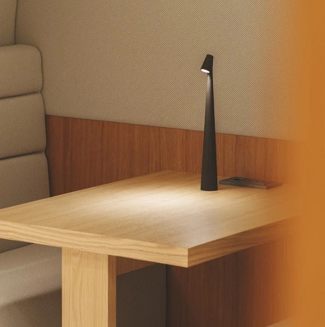Bezprzewodowa i sterowana dotykowo lampa stołowa LED