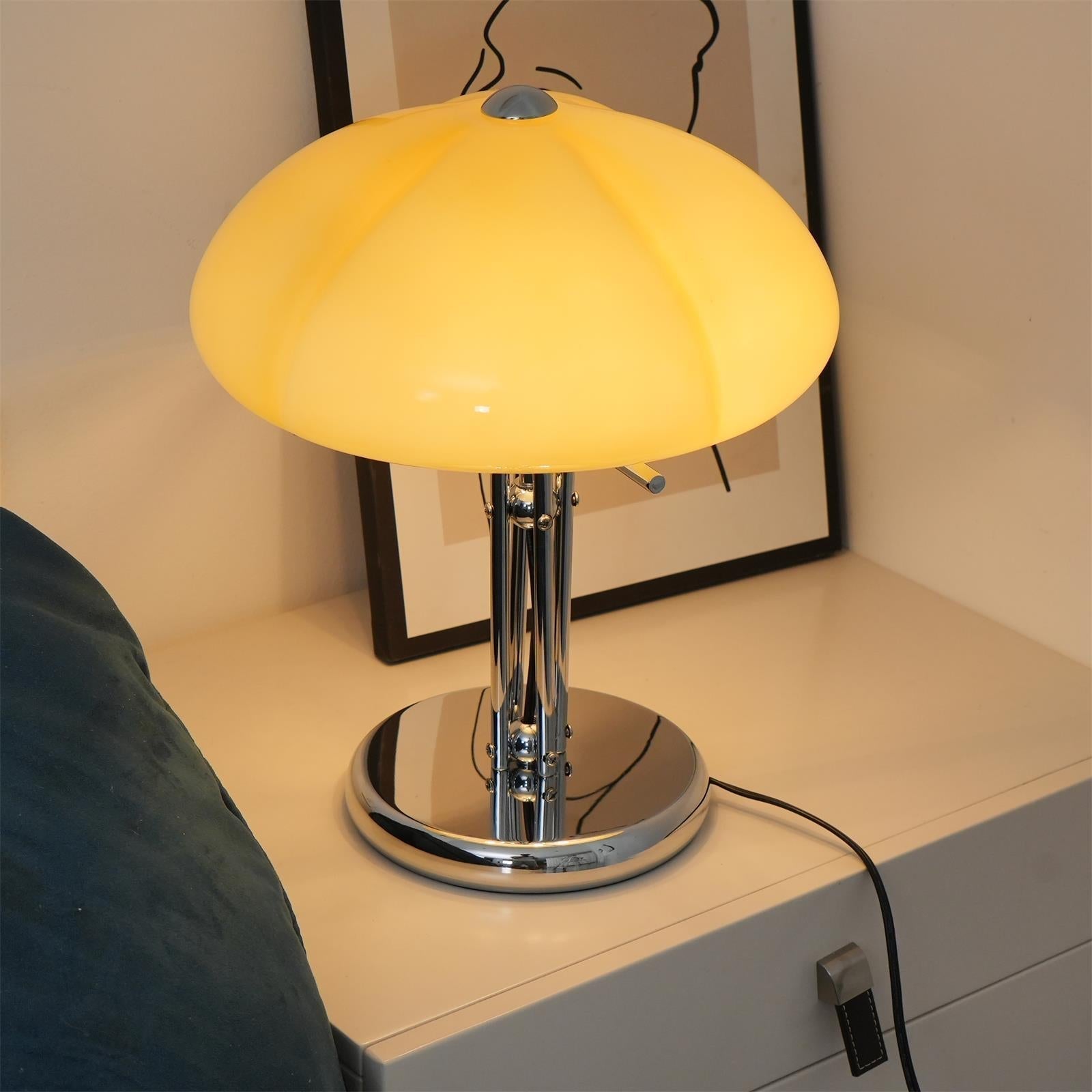 Lampa biurkowa w stylu retro minimalistyczna