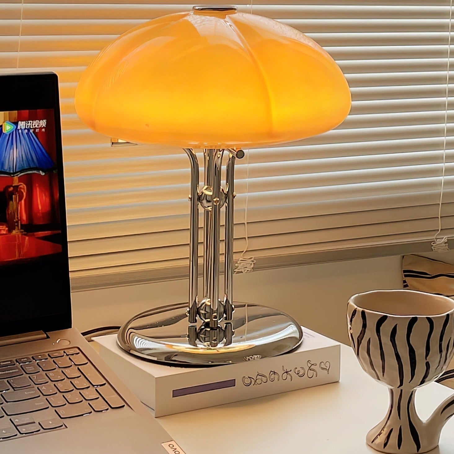 Lampa biurkowa w stylu retro minimalistyczna