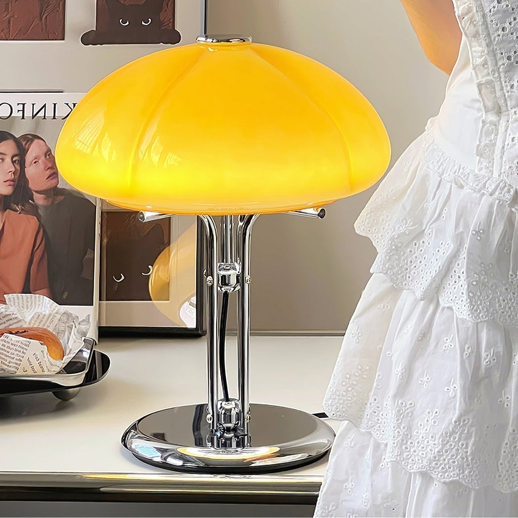 Lampa biurkowa w stylu retro minimalistyczna