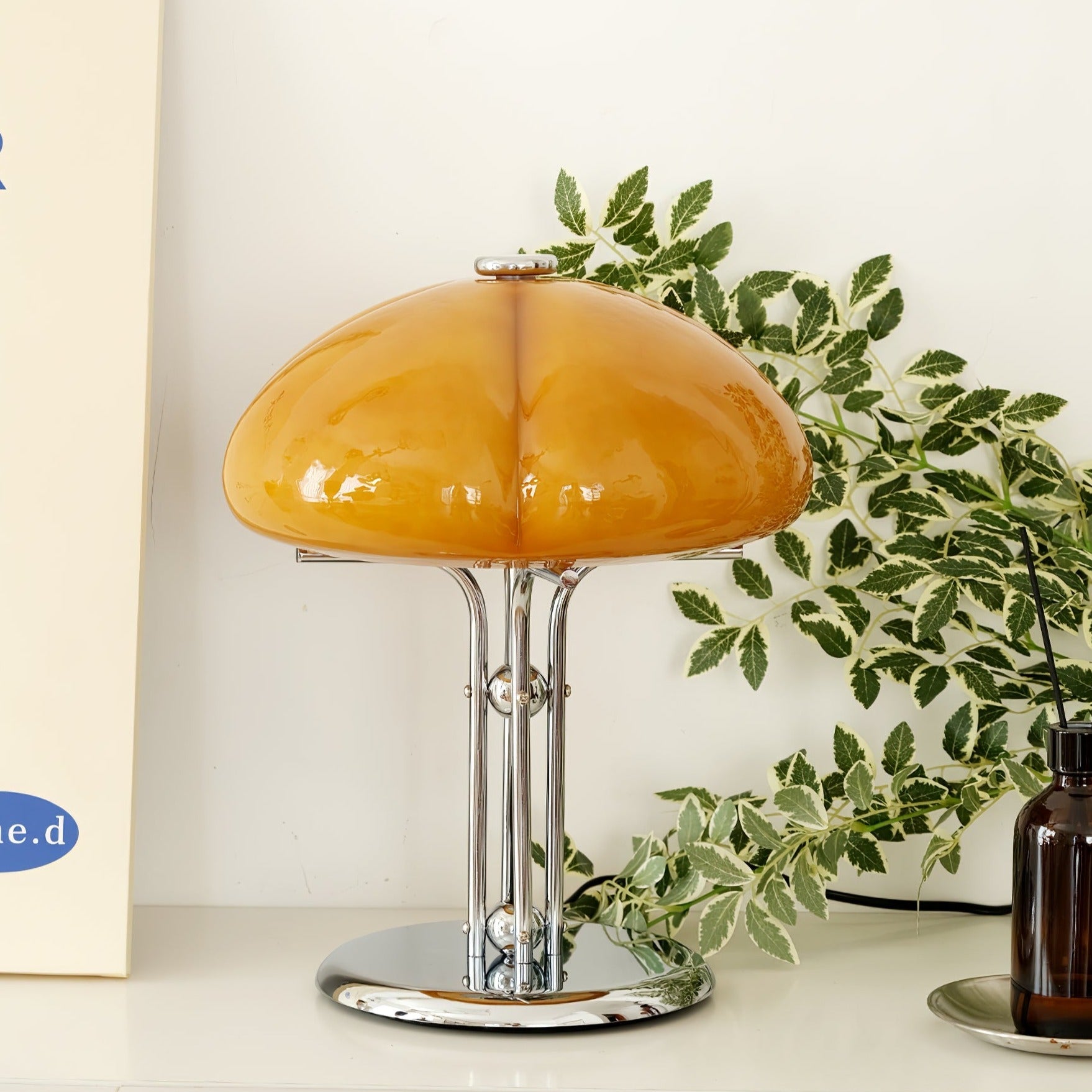 Lampa biurkowa w stylu retro minimalistyczna