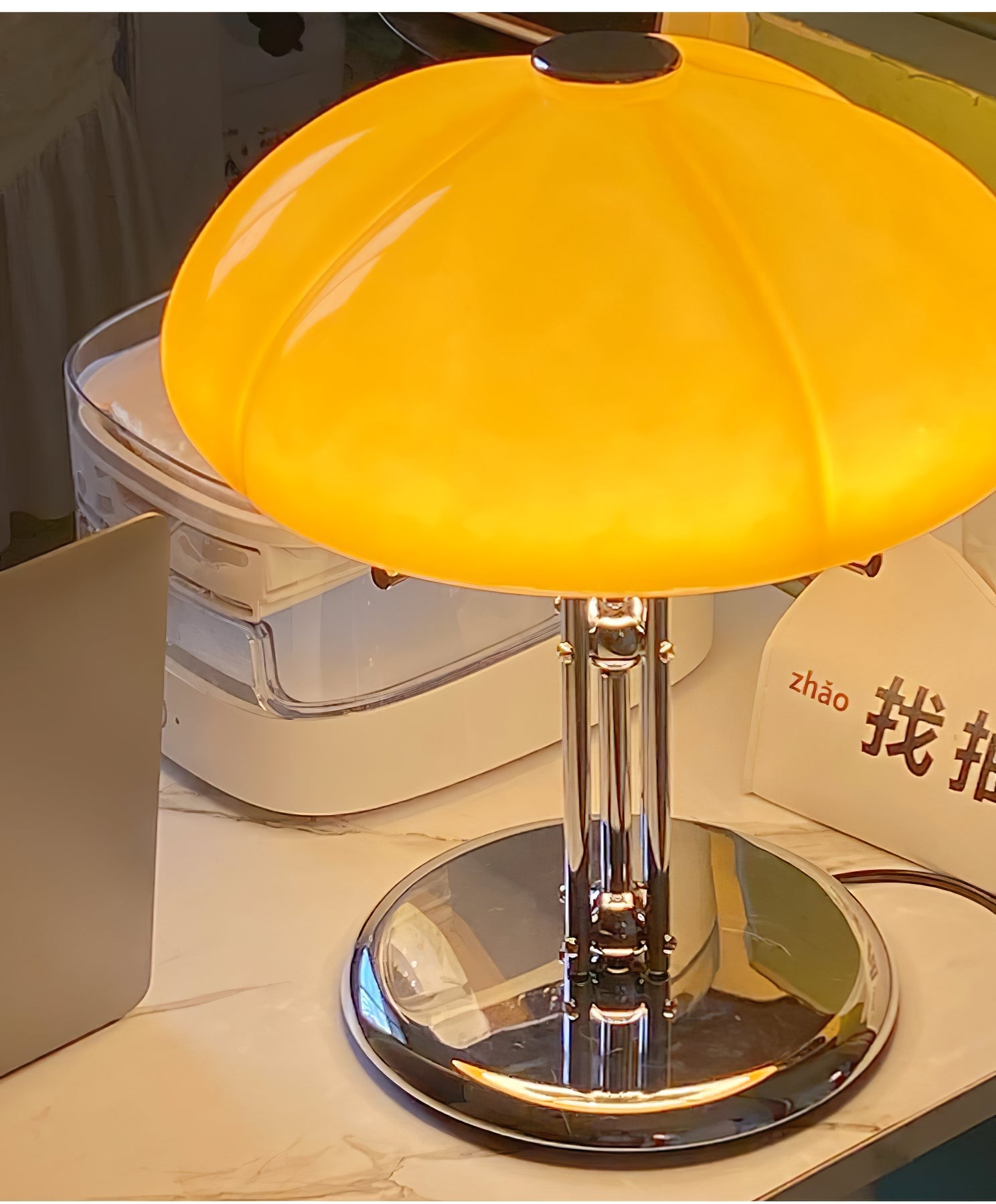 Lampa biurkowa w stylu retro minimalistyczna