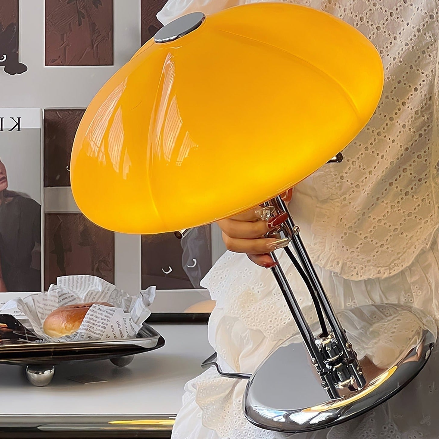 Lampa biurkowa w stylu retro minimalistyczna