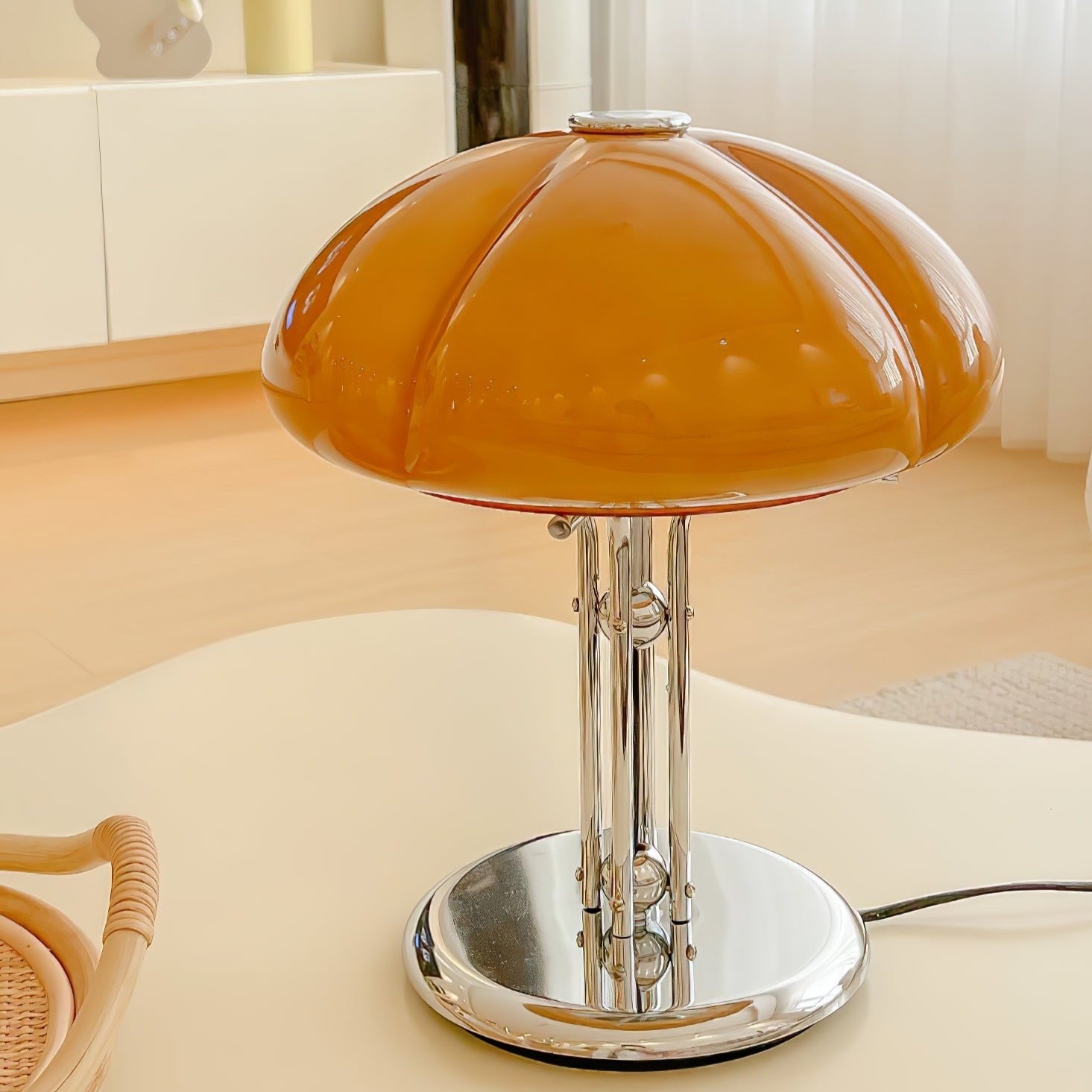 Lampa biurkowa w stylu retro minimalistyczna
