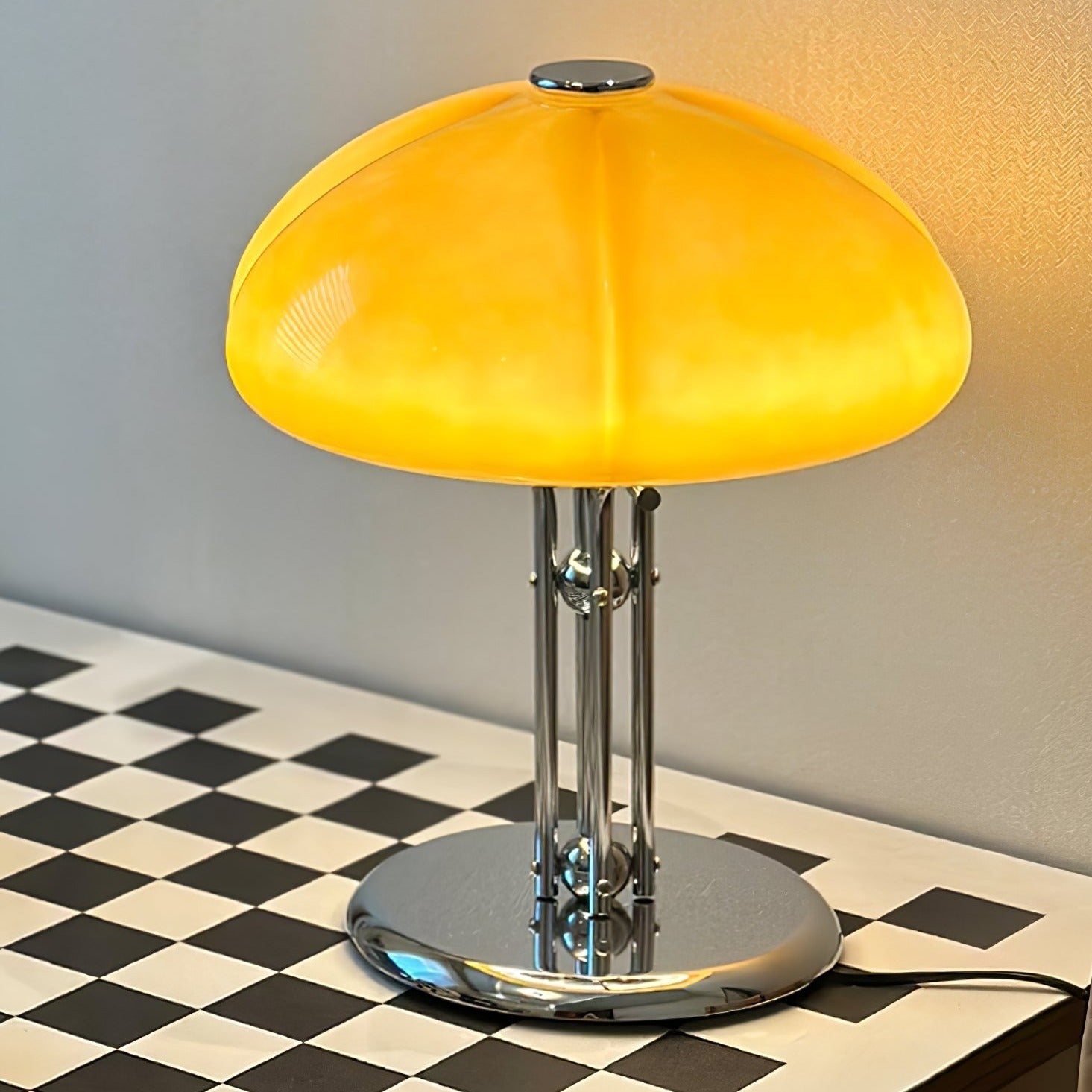 Lampa biurkowa w stylu retro minimalistyczna