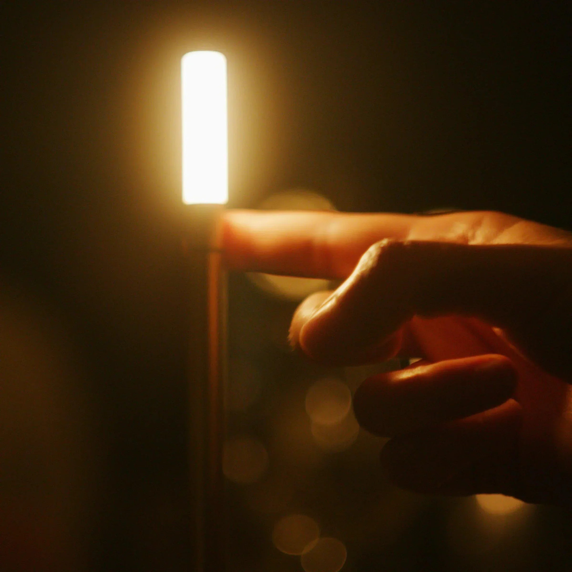 Nowoczesna lampa stołowa inspirowana świecznikiem