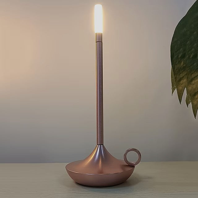 Nowoczesna lampa stołowa inspirowana świecznikiem