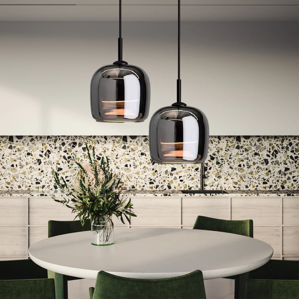 Czarna lampa wisząca w stylu skandynawskim