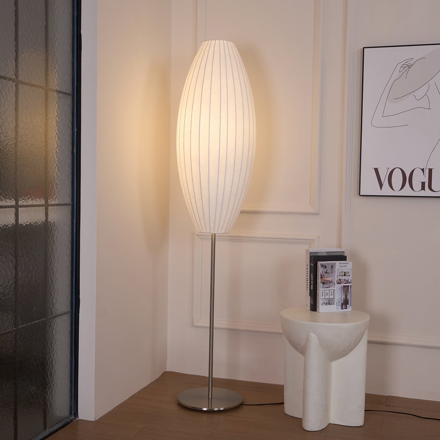 Elegancka lampa stojąca LED z żebrowanym kloszem