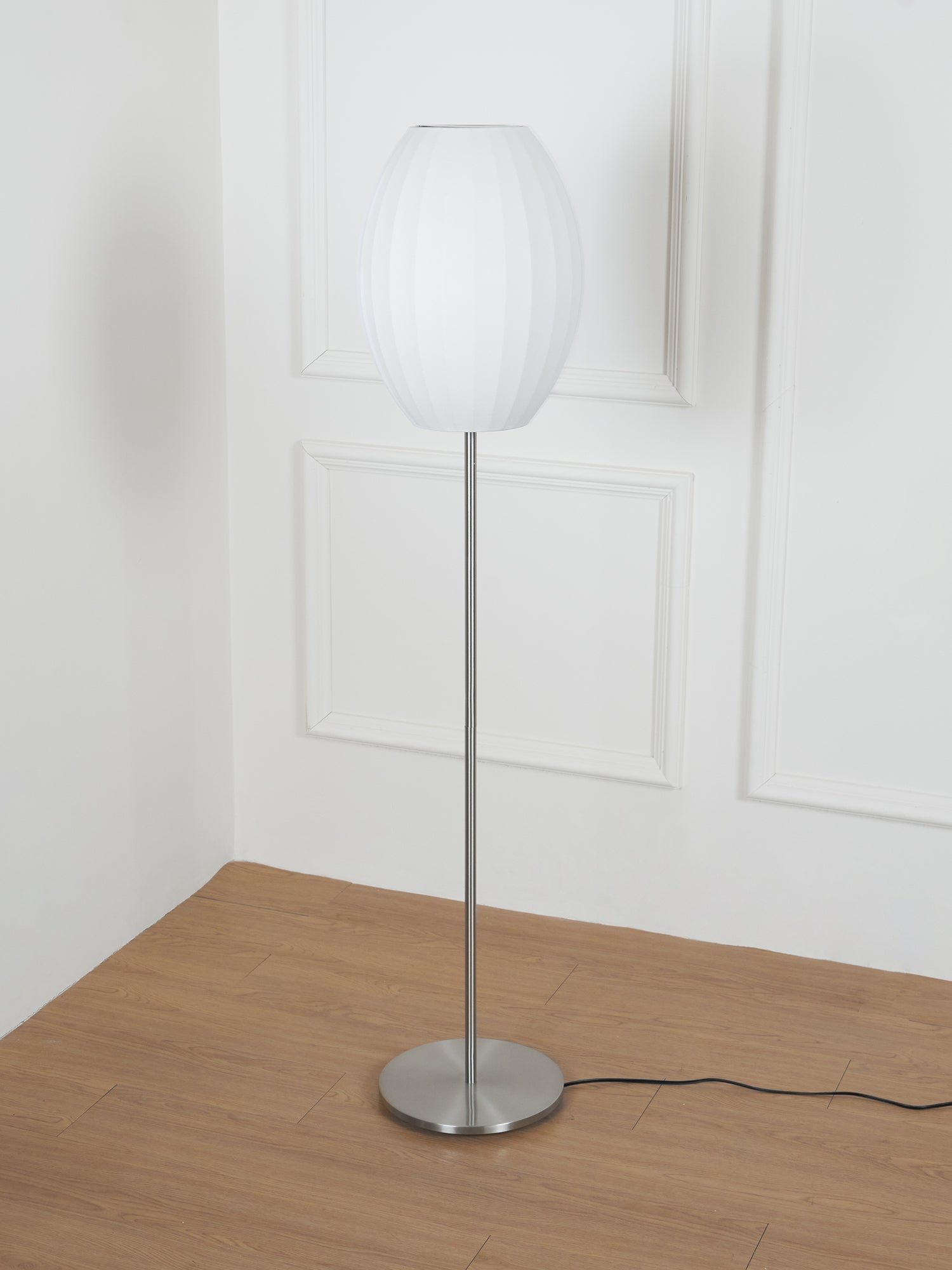 Elegancka lampa stojąca LED z żebrowanym kloszem