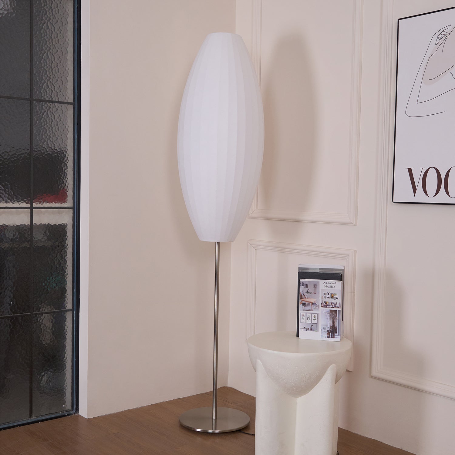 Elegancka lampa stojąca LED z żebrowanym kloszem