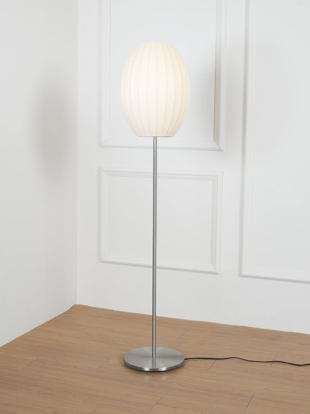 Elegancka lampa stojąca LED z żebrowanym kloszem
