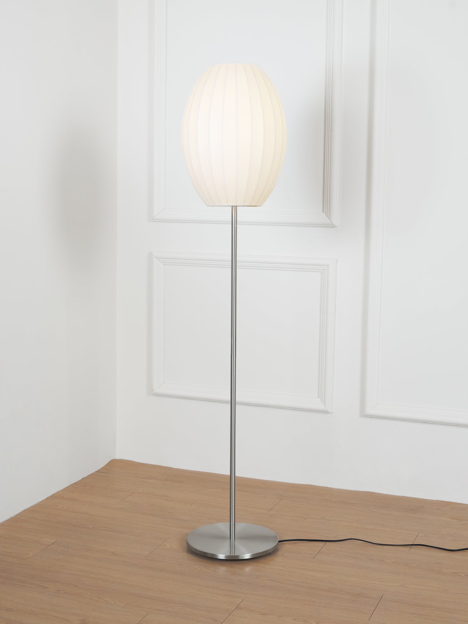 Elegancka lampa stojąca LED z żebrowanym kloszem