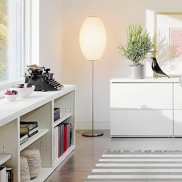 Elegancka lampa stojąca LED z żebrowanym kloszem