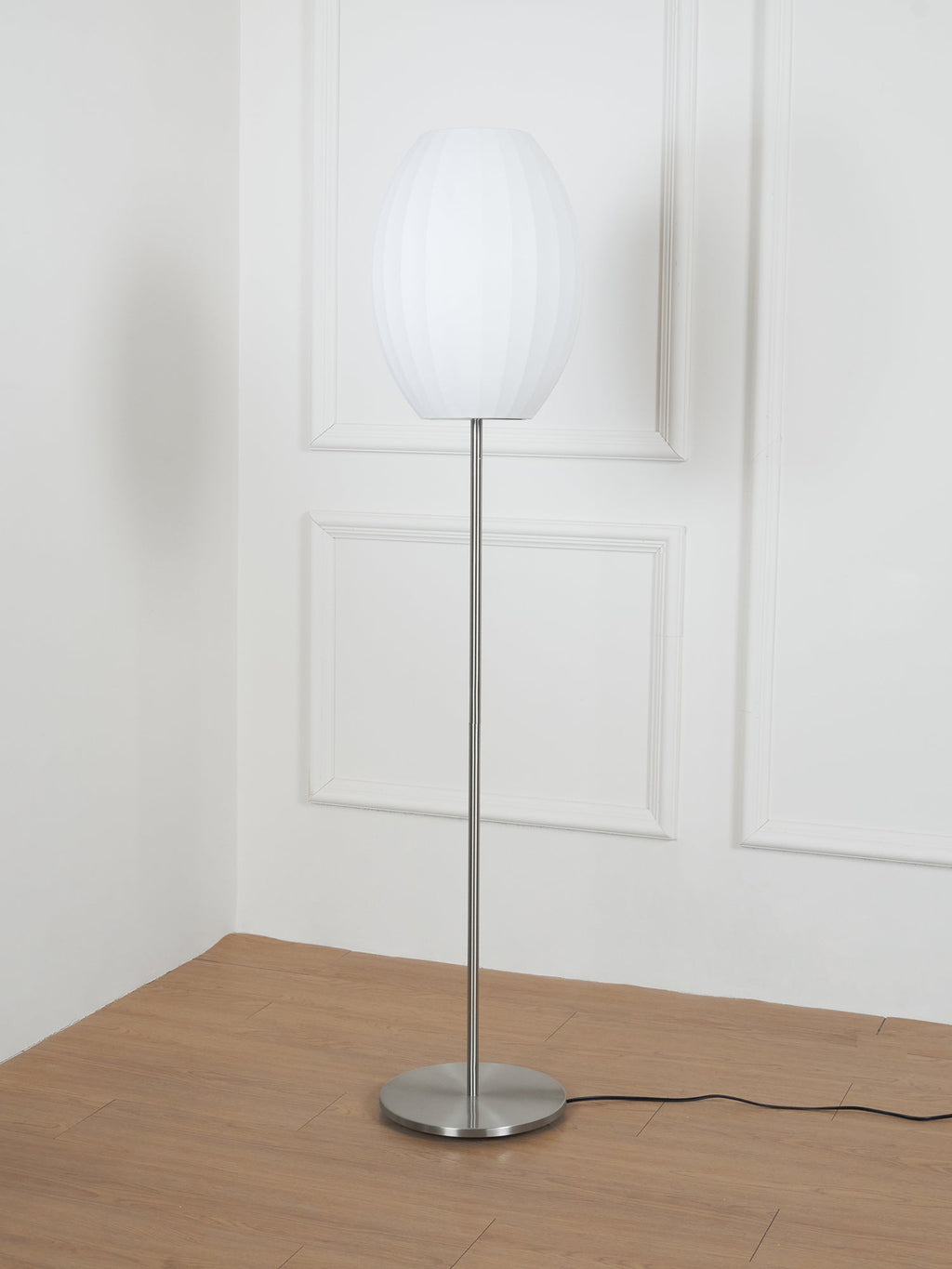Elegancka lampa stojąca LED z żebrowanym kloszem