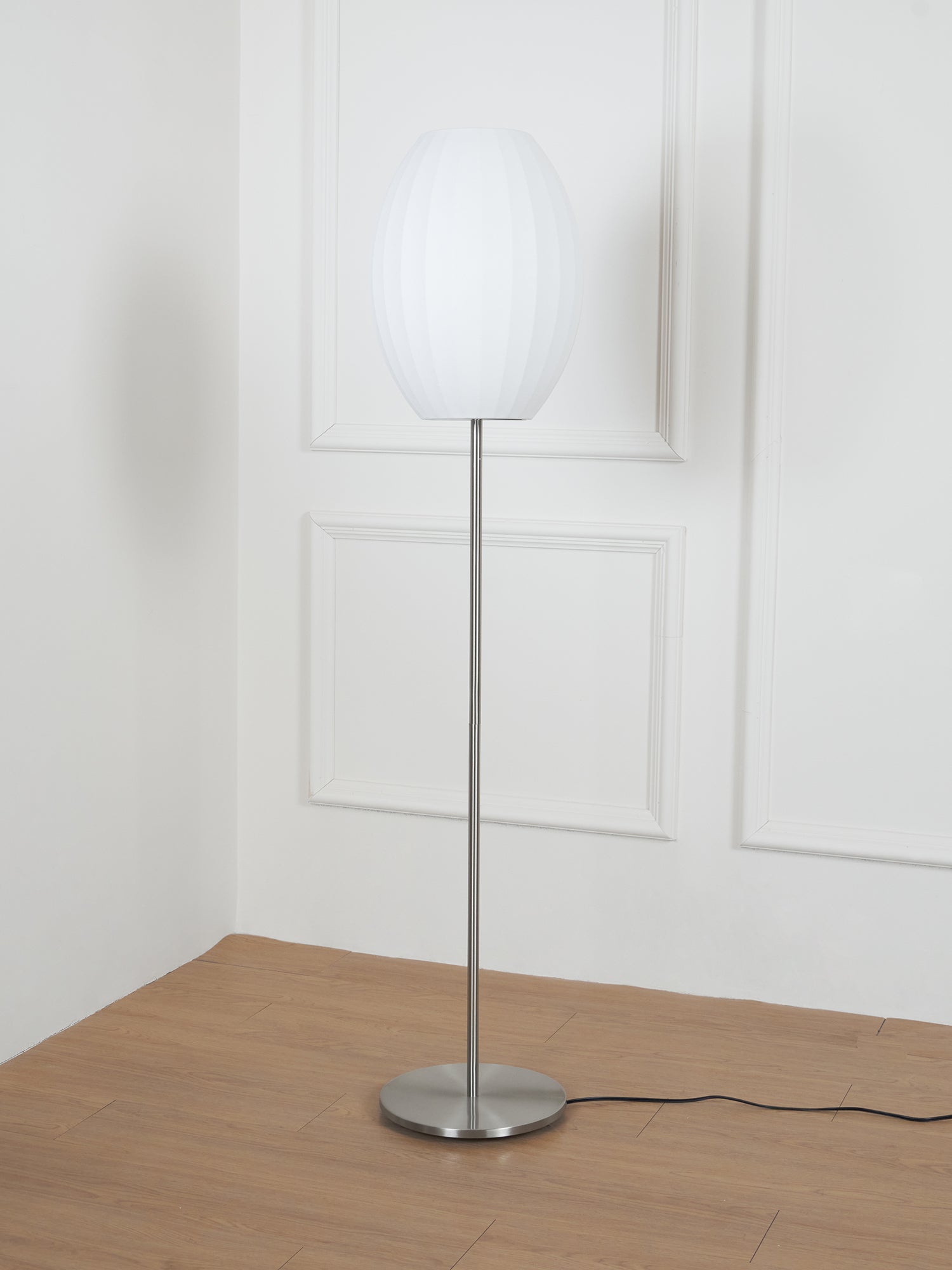 Elegancka lampa stojąca LED z żebrowanym kloszem