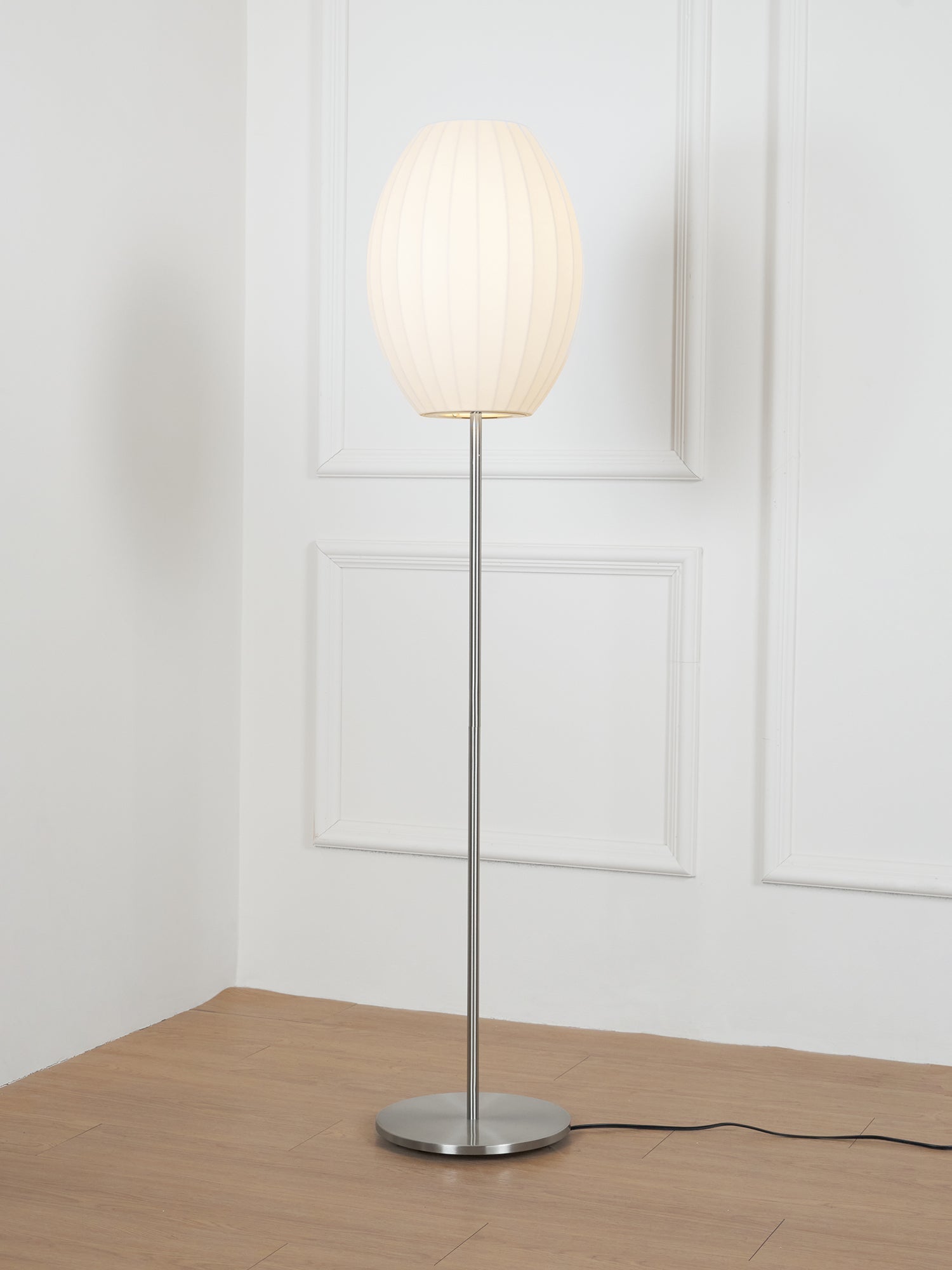 Elegancka lampa stojąca LED z żebrowanym kloszem